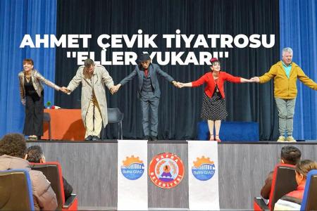 ’Eller Yukarı’ Tiyatro Oyunu Bafra’da Seyirci ile Buluştu